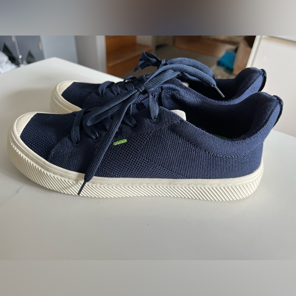 Navy/white cariuma shoes. Vegan, featherweight, machine washable. Bamboo knit.